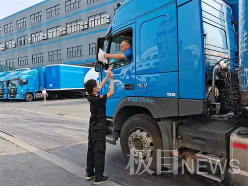 穿上防護服為快件消殺,讓快遞放心收 武漢啟動快遞物流全鏈條防疫