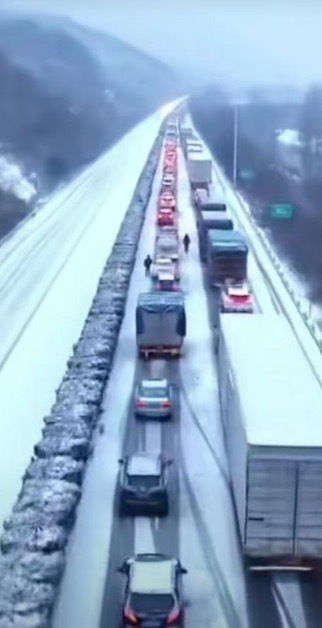 湖北暴雪,年貨快件卡在高速路上,多企業(yè)啟動(dòng)騎手等應(yīng)急補(bǔ)貼